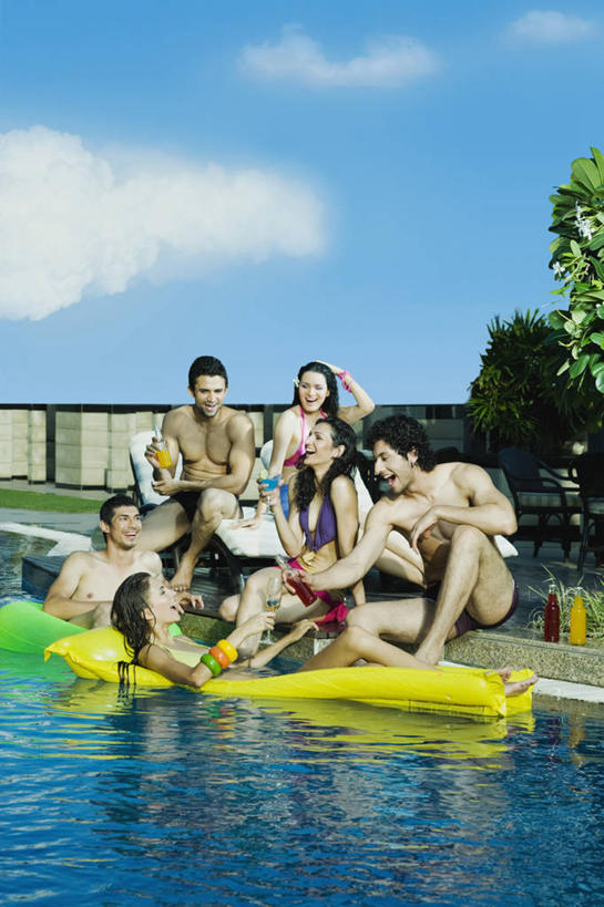 成年人,游泳池,笑,竖图,室外,白天,比基尼,度假,快乐,友谊,幸福,印度,酒类,饮食,裸露,酒,饮料,气垫床,放松,摄影,裸,香槟杯,哈里亚纳邦,无忧无虑,年轻男性,年轻女性,印度人,年轻人,休闲活动,彩图,美人