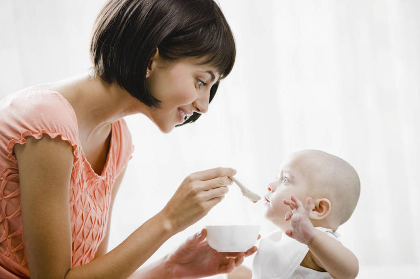 婴儿,儿童,成年人,两个人,家庭,母亲,儿子,吃,微笑,横图,特写,白色背景,侧面,纯洁,连接,食品,拿着,休闲装,饮食,小孩,汤匙,碗,温暖,温馨,一家人,面对面,放松,可爱,摄影,活泼,协助,和睦,知识,关爱,宝宝,纯真,烂漫,无邪,发展,婴儿食品,喂养,伶俐,天真,男性,年轻女性,女性,印度人,孩子,年轻人,半身,彩图,影棚拍摄,爱,融洽,美人