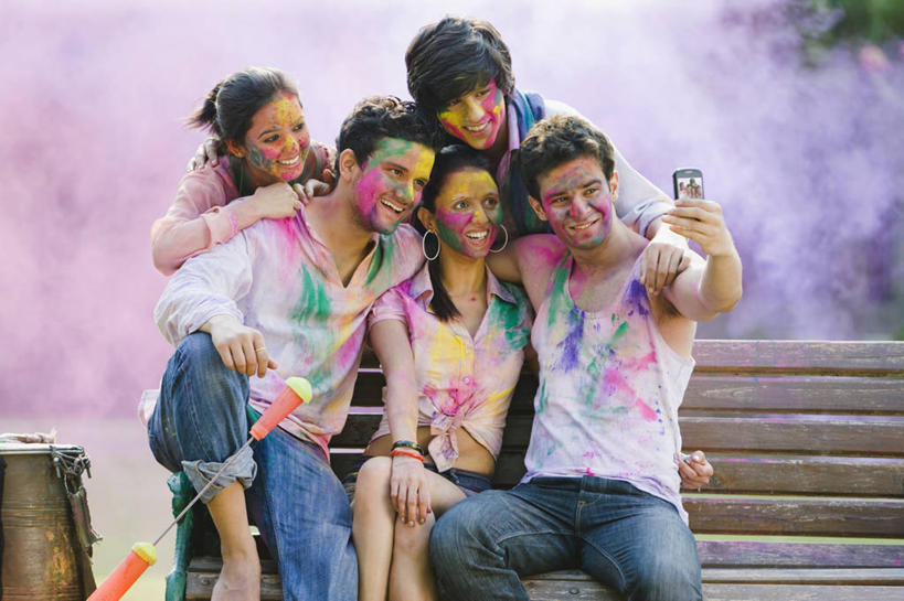 成年人,头发,坐,笑,微笑,露齿笑,横图,室外,白天,正面,度假,快乐,通讯,友谊,幸福,草坪,手机,印度,五个人,庆祝,长椅,首都,T恤,拿着,牛仔裤,休闲装,刺激,拍照,黑色,搭,自拍,摄影,搭着,记忆,肖像,印度文化,新德里,无线电技术,无忧无虑,年轻男性,年轻女性,印度人,年轻人,彩图,胡里节,传统文化,美人,卷边裤,传统节日