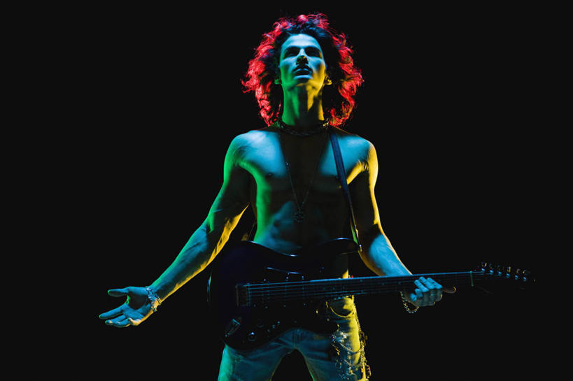 成年人,头发,健壮,一个人,舞台,横图,仰视,仅一个男性,仅一个人,表演,黑色背景,低音吉他,乐器,音乐,表演者,裸露,扮演,仅一个年轻男性,黑色,向上看,个性,摄影,唱,照亮,演出,裸,吉他手,音乐人,男人,男性,年轻男性,印度人,年轻人,半身,彩图,低角度拍摄,影棚拍摄