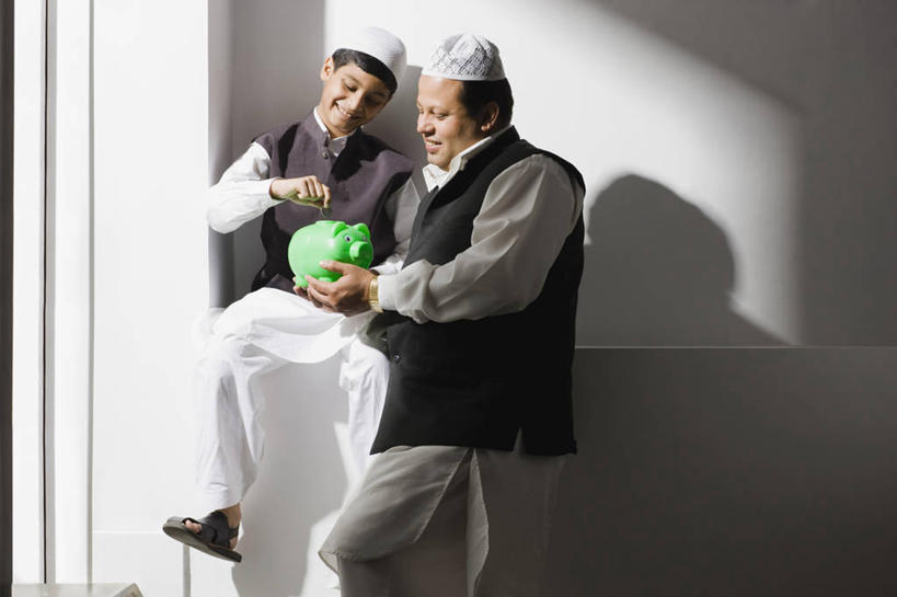 儿童,成年人,中年人,两个人,家庭,父亲,儿子,站,微笑,横图,室内,白天,纯洁,赚钱,合作,帽子,日光,印度,阴影,并排,头饰,首都,拿着,小孩,容器,温暖,温馨,一家人,储蓄罐,器皿,可爱,童年,童趣,储蓄,存钱,财富,金融,理财,摄影,宗教,经济,马甲,协助,和睦,伊斯兰教,资金,存钱罐,存款,流通,贸易,童真,宗教服装,烂漫,无邪,印度文化,贮钱罐,储钱罐,扑满,新德里,榜样,天真,硬币,男孩,男性,中年男性,印度人,孩子,彩图,传统服装,融洽,传统文化