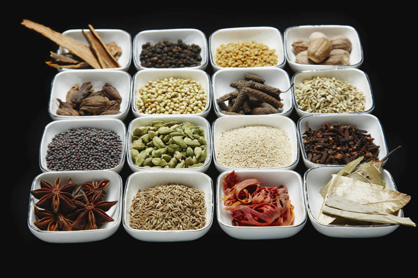 无人,横图,俯视,许多,黑色背景,丰富,香料,肉桂,很多,饮食,摄影,多样,肉豆蔻,小豆蔻,草本,清新,月桂叶,香叶,茴芹,印度文化,天竺桂,香桂叶,桂叶,月桂,胡椒,彩图,高角度拍摄,影棚拍摄,成分