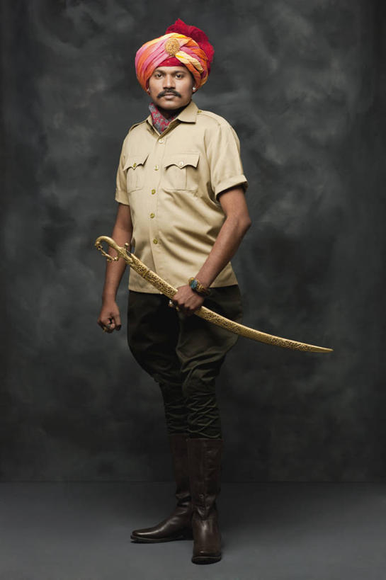 成年人,中年人,一个人,站,竖图,骄傲,信心,仅一个男性,仅一个人,仅一个中年男性,头巾,古典,个性,摄影,高雅,剑,肖像,印度文化,男人,男性,中年男性,印度人,彩图,影棚拍摄,传统服装,英俊,传统文化,美人,马刀