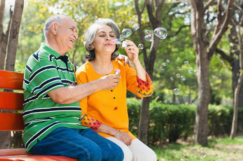 成年人,中年人,老年人,头发,两个人,坐,横图,室外,白天,侧面,日光,印度,并排,长椅,首都,拿着,休闲装,吹泡泡,吹气,泡泡,放松,摄影,宁静,享乐,新德里,异性恋,老年男性,老年女性,男人,男性,印度人,彩图,传统服装,伴侣