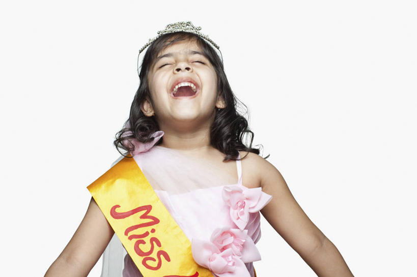 儿童,脸,头,嘴,脸颊,一个人,站,微笑,横图,白色背景,正面,快乐,满意,幸福,纯洁,比赛,信心,竞争,仅一个女性,仅一个人,娱乐,肩膀,小孩,张嘴,仅一个小孩,可爱,童年,童趣,人体,摄影,尖叫,英文字母,享乐,肖像,张大嘴巴,童真,烂漫,无邪,选美,绶带,榜样,天真,女孩,女人,女性,印度人,孩子,头部,口,口腔,脸部,脸蛋,面部,嘴巴,嘴唇,张开嘴,闭着眼睛,仰头,彩图,影棚拍摄,传统服装,选美比赛,女生,传统文化,美人