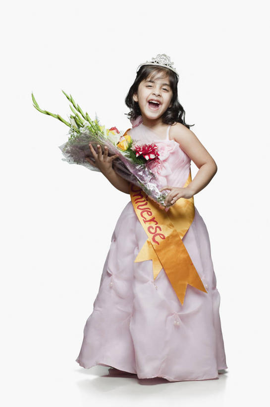 儿童,嘴,一个人,站,握手,笑,竖图,白色背景,正面,快乐,满意,幸福,纯洁,比赛,信心,竞争,仅一个女性,仅一个人,拿着,娱乐,花,小孩,花束,张嘴,仅一个小孩,可爱,童年,童趣,人体,摄影,英文字母,享乐,肖像,张大嘴巴,童真,烂漫,无邪,选美,绶带,榜样,天真,女孩,女人,女性,印度人,孩子,口,口腔,嘴巴,嘴唇,张开嘴,搀手,拉手,手拉手,手握手,彩图,影棚拍摄,传统服装,选美比赛,女生,传统文化,美人