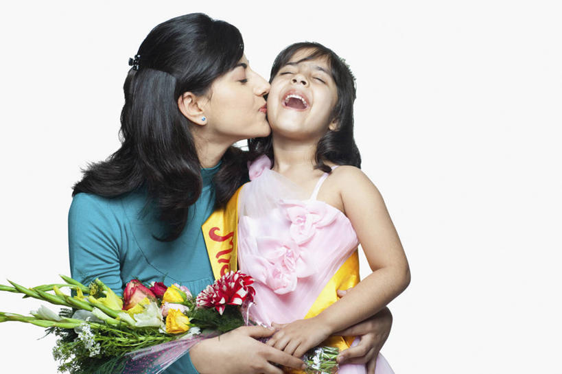 儿童,成年人,嘴,两个人,家庭,母亲,女儿,站,笑,微笑,横图,白色背景,正面,快乐,满意,纯洁,骄傲,比赛,信心,竞争,娱乐,相视,小孩,张嘴,温暖,温馨,一家人,面对面,可爱,童年,童趣,人体,摄影,对视,和睦,互视,成就,肖像,相对,张大嘴巴,童真,烂漫,无邪,选美,绶带,相看,榜样,天真,年轻女性,女孩,女性,印度人,孩子,年轻人,口,口腔,嘴巴,嘴唇,张开嘴,亲吻,拥抱,半身,彩图,影棚拍摄,传统服装,爱,选美比赛,融洽,传统文化,美人