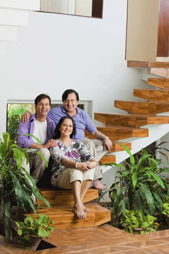 成年人,中年人,老年人,三个人,坐,微笑,竖图,室内,白天,快乐,友谊,楼梯,印度,木制,首都,休闲装,赤脚,放松,搭,摄影,宁静,搭着,肖像,新德里,丝兰,老年男性,老年女性,年轻男性,印度人,年轻人,彩图