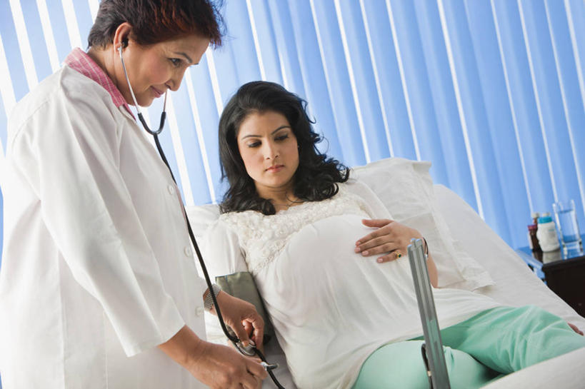 成年人,中年人,老年人,两个人,医生,站,摸,微笑,横图,室内,白天,床,卧室,印度,抚摸,首都,听诊器,怀孕,人体,摄影,血压计,专心,关爱,实验服,新德里,老年女性,年轻女性,印度人,年轻人,触摸,接触,仰卧,彩图,考场