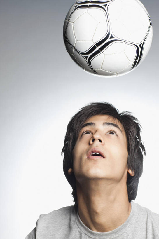 儿童,少年,嘴,手,头发,一个人,竖图,特写,留白,纯洁,运动,足球,仅一个男性,仅一个人,半空,听,仅一个年轻男性,小孩,黑色,向上看,张嘴,可爱,童年,童趣,人体,摄影,头像,聚光灯,惊奇,部分,肖像,头球,张大嘴巴,童真,烂漫,无邪,天真,足球运动,男人,男性,年轻男性,印度人,孩子,发型,口,口腔,嘴巴,嘴唇,张开嘴,触摸,彩图,影棚拍摄