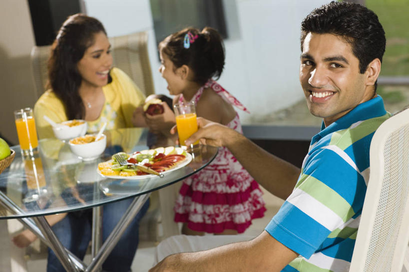 果汁,婴儿,儿童,成年人,三个人,四个人,家庭,夫妻,母亲,父亲,女儿,儿子,坐,笑,吃,微笑,露齿笑,横图,室内,白天,爱情,早餐,纯洁,餐桌,水果,印度,饭厅,首都,浪漫,休闲装,饮食,小孩,碗,温暖,温馨,父子,母子,一家人,恩爱,放松,父爱,可爱,母爱,童年,童趣,恋人,摄影,活泼,和睦,享乐,宝宝,肖像,童真,纯真,烂漫,无邪,格兰诺拉麦片,健康食物,新德里,伶俐,天真,男孩,男人,男性,年轻男性,年轻女性,女孩,女人,女性,印度人,孩子,年轻人,夫妇,情侣,玻璃杯,半身,彩图,伴侣,融洽,男生