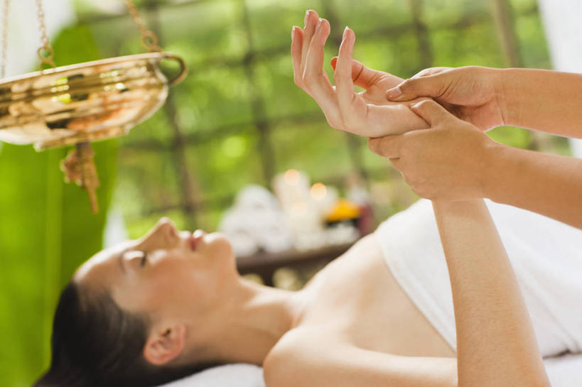 成年人,脸,头,脸颊,手,头发,一个人,横图,室内,特写,白天,侧面,按摩,美容,窗户,印度,仅一个年轻女性,仅一个女性,仅一个人,倒,护肤,首都,拿着,肩膀,黑色,毛巾,保养,享受,休闲,健康,放松,活力,SPA水疗,保健,温泉浴场,人体,摄影,宁静,协调,纯净,养颜,指压,新德里,美化,年轻女性,女人,女性,年轻人,头部,脸部,脸蛋,面部,矿泉疗养地,闭着眼睛,仰卧,彩图,水疗,推拿,美人