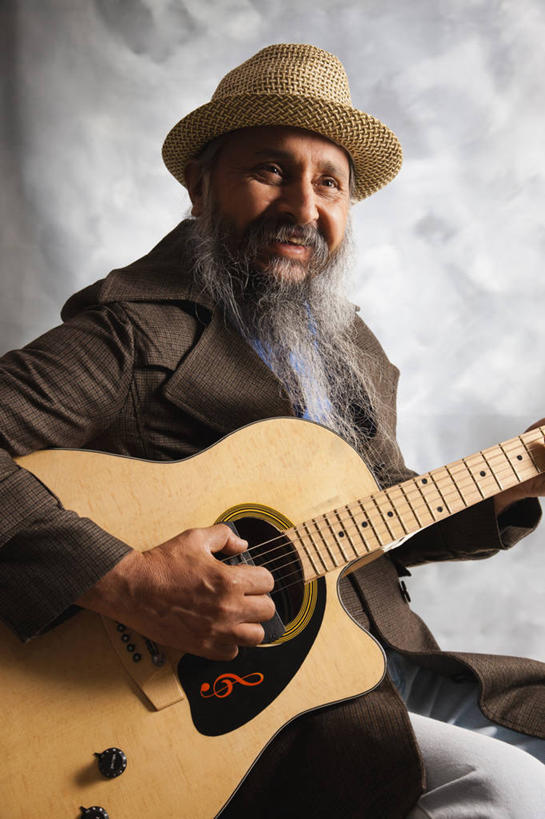 成年人,中年人,老年人,胡须,头发,一个人,坐,吸烟,竖图,室内,特写,帽子,仅一个男性,仅一个人,仅一个中年男性,表演,吉他,乐器,弦乐器,音乐,拿着,表演者,烟,摄影,享乐,弹拨弦鸣乐器,肖像,吉他手,音乐人,高音谱号,茄克,技能,男人,男性,中年男性,印度人,长发,胡子,络腮胡,休闲活动,彩图,影棚拍摄,弹拨弦乐器,拨弦乐器,弹拨乐器