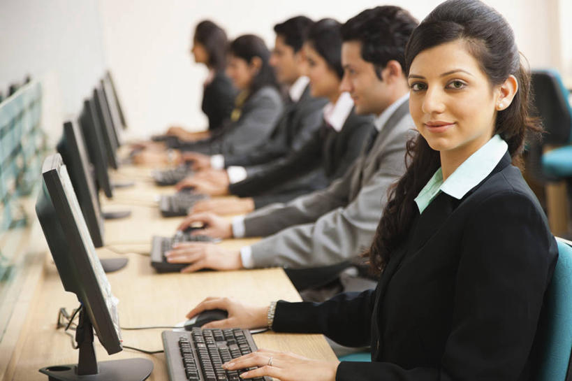 成年人,商务人士,办公室,坐,微笑,横图,室内,侧面,商务,通讯,骄傲,团队,显示器,技术,印度,一排,套装,整齐,联系,书桌,排列,职业,摄影,享乐,企业,公司,队列,肖像,合伙,哈里亚纳邦,计算机,年轻男性,年轻女性,印度人,年轻人,白领,半身,彩图