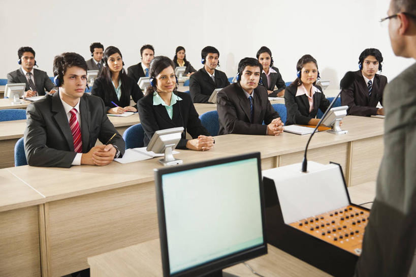 成年人,商务人士,商务男性,商务女性,站,坐,横图,室内,衬衫,商务,通讯,团队,显示器,技术,印度,一排,套装,整齐,会议,许多人,书桌,排列,耳麦,一群人,摄影,麦克风,演说,企业,公司,队列,商务装,合伙,工薪阶层,会议中心,哈里亚纳邦,计算机,年轻男性,年轻女性,印度人,年轻人,白领,上班族,半身,彩图,衬衣,电话会议