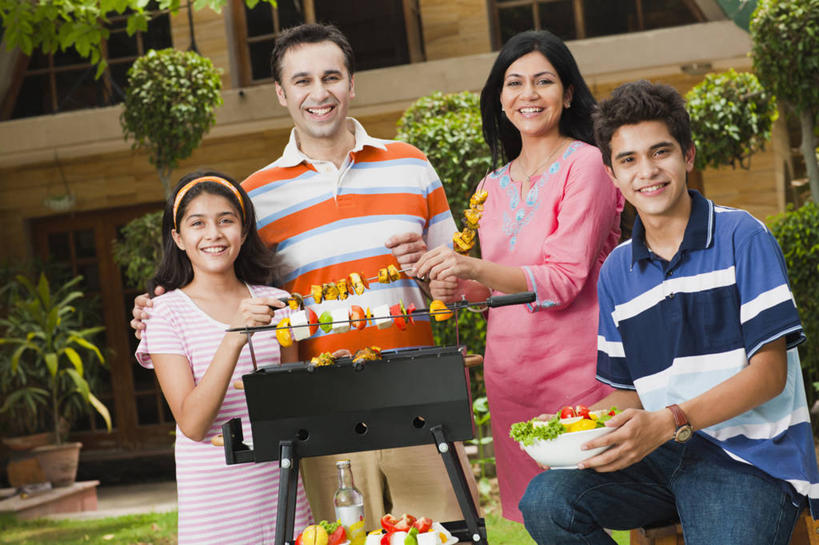 儿童,成年人,中年人,四个人,家庭,夫妻,母亲,父亲,女儿,儿子,站,微笑,横图,室外,白天,爱情,烧烤,快乐,幸福,纯洁,印度,庭院,沙拉,首都,浪漫,休闲装,饮食,刺激,小孩,碗,温暖,温馨,父子,母子,一家人,恩爱,放松,父爱,可爱,母爱,童年,童趣,恋人,摄影,和睦,清新,肖像,童真,烂漫,无邪,羊肉串,烤肉架,印度文化,新德里,天真,男孩,男人,男性,年轻男性,年轻女性,女孩,女人,女性,中年男性,中年女性,印度人,孩子,年轻人,夫妇,情侣,休闲活动,彩图,爱,伴侣,融洽,男生,烤肉串