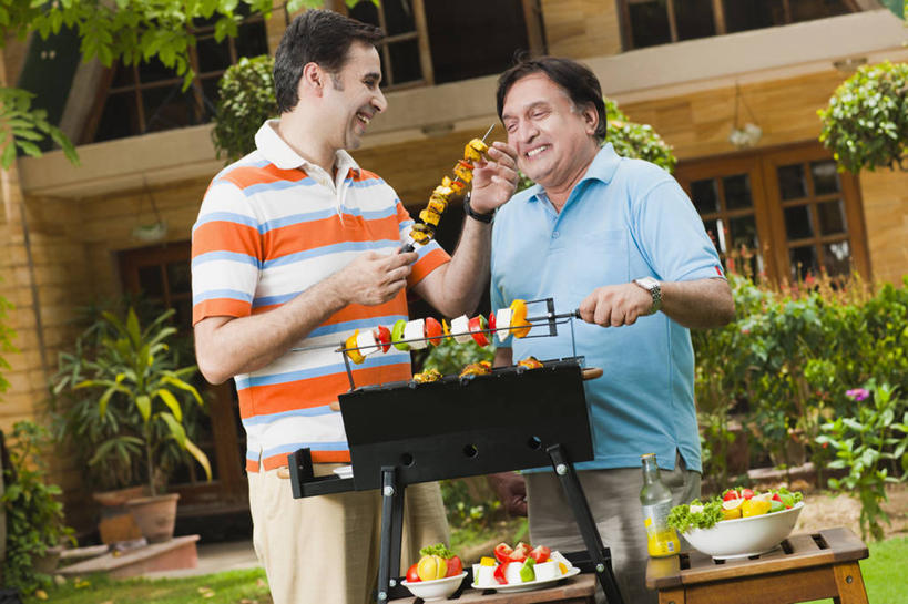 成年人,中年人,老年人,两个人,家庭,父亲,微笑,横图,室外,白天,烧烤,快乐,幸福,桌子,印度,准备,沙拉,首都,拿着,休闲装,饮食,温暖,温馨,一家人,放松,摄影,和睦,清新,肖像,羊肉串,烤肉架,印度文化,新德里,老年男性,男人,男性,中年男性,印度人,彩图,欢乐,融洽,烤肉串