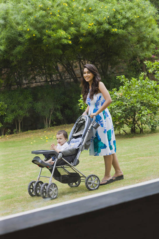 婴儿,儿童,成年人,两个人,家庭,母亲,儿子,站,坐,推,微笑,竖图,室内,白天,纯洁,窗户,印度,庭院,首都,休闲装,小孩,夏天,温暖,温馨,一家人,放松,可爱,童年,运输,摄影,活泼,灌木,和睦,享乐,宝宝,纯真,烂漫,无邪,新德里,折叠童车,伶俐,天真,男性,年轻女性,女性,印度人,孩子,年轻人,彩图,融洽