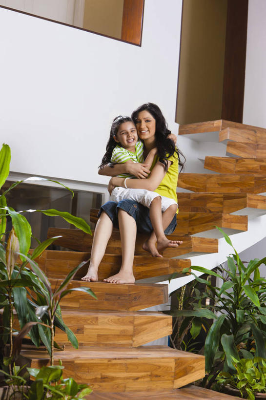 儿童,成年人,头发,两个人,家庭,母亲,女儿,竖图,室外,白天,仰视,快乐,幸福,纯洁,信心,印度,连接,木制,首都,休闲装,相视,台阶,小孩,黑色,温暖,温馨,一家人,面对面,赤脚,可爱,乐趣,童年,童趣,摄影,对视,和睦,享乐,互视,肖像,相对,童真,烂漫,无邪,相看,新德里,无线电技术,天真,年轻女性,女孩,女性,印度人,孩子,年轻人,长发,拥抱,彩图,低角度拍摄,爱,融洽,美人,接收机