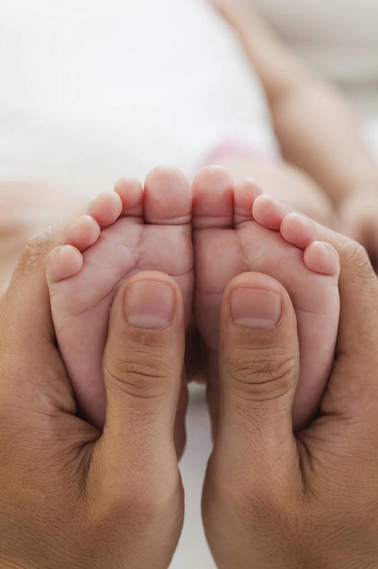 婴儿,儿童,成年人,手,拇指,两个人,家庭,父亲,竖图,室内,特写,纯洁,印度,首都,拿着,小孩,衣服,温暖,温馨,一家人,可爱,人体,摄影,活泼,保护,部分,和睦,脆弱,关爱,宝宝,足,比例,纯真,烂漫,无邪,新德里,伶俐,天真,男性,年轻男性,印度人,孩子,年轻人,触摸,彩图,爱,融洽