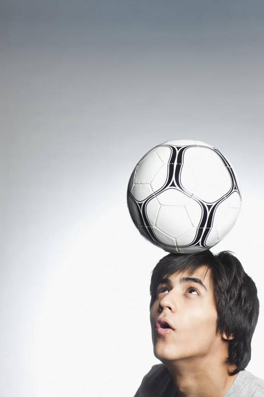 儿童,少年,嘴,手,头发,一个人,竖图,特写,留白,纯洁,运动,足球,仅一个男性,仅一个人,听,仅一个年轻男性,小孩,黑色,向上看,张嘴,可爱,童年,童趣,人体,摄影,头像,聚光灯,惊奇,部分,努力,肖像,头球,张大嘴巴,童真,烂漫,无邪,天真,足球运动,男人,男性,年轻男性,印度人,孩子,发型,口,口腔,嘴巴,嘴唇,张开嘴,触摸,彩图,影棚拍摄