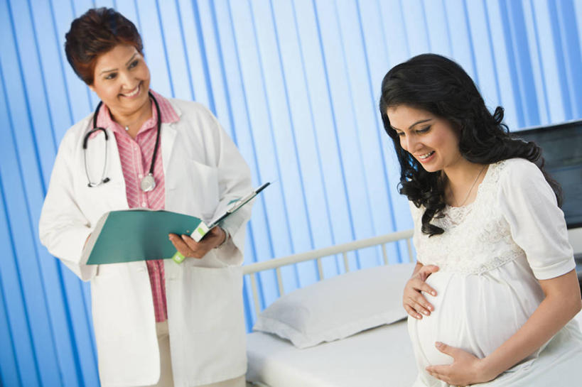 成年人,中年人,老年人,两个人,医生,站,坐,摸,微笑,横图,室内,白天,床,卧室,印度,抚摸,材料,档案,文件,首都,听诊器,资料,怀孕,人体,摄影,关爱,文档,实验服,新德里,老年女性,年轻女性,印度人,年轻人,触摸,接触,半身,彩图,考场