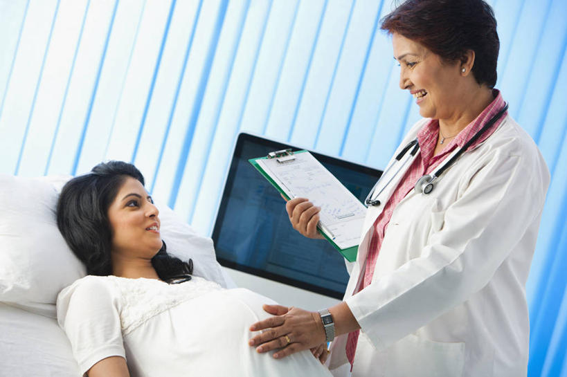 成年人,中年人,老年人,两个人,医生,站,摸,微笑,横图,室内,白天,床,卧室,印度,抚摸,材料,档案,文件,首都,听诊器,资料,怀孕,人体,摄影,关爱,文档,实验服,新德里,老年女性,年轻女性,印度人,年轻人,触摸,接触,说话,仰卧,半身,彩图,考场