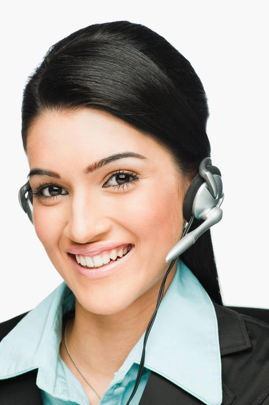 成年人,脸,头,脸颊,头发,一个人,坐,笑,微笑,露齿笑,竖图,特写,白色背景,商务,仅一个年轻女性,仅一个女性,仅一个人,肩膀,黑色,耳麦,职业,摄影,肖像,年轻女性,女人,女性,印度人,年轻人,头部,脸部,脸蛋,面部,白领,彩图,影棚拍摄,美人,客户服务代表