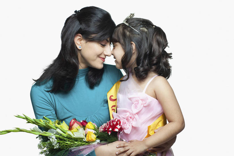 儿童,成年人,两个人,家庭,母亲,女儿,站,微笑,横图,白色背景,正面,快乐,满意,纯洁,比赛,信心,竞争,娱乐,小孩,温暖,温馨,一家人,面对面,可爱,童年,童趣,摄影,和睦,肖像,童真,烂漫,无邪,选美,绶带,榜样,天真,年轻女性,女孩,女性,印度人,孩子,年轻人,拥抱,半身,彩图,影棚拍摄,传统服装,选美比赛,融洽,传统文化,美人