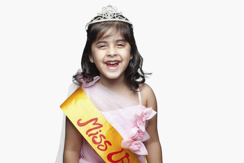 儿童,脸,头,嘴,脸颊,一个人,站,微笑,横图,白色背景,正面,快乐,纯洁,比赛,信心,竞争,仅一个女性,仅一个人,娱乐,肩膀,小孩,张嘴,仅一个小孩,可爱,童年,童趣,人体,摄影,肖像,张大嘴巴,童真,烂漫,无邪,选美,绶带,榜样,天真,女孩,女人,女性,印度人,孩子,头部,口,口腔,脸部,脸蛋,面部,嘴巴,嘴唇,张开嘴,彩图,影棚拍摄,传统服装,选美比赛,女生,传统文化,美人