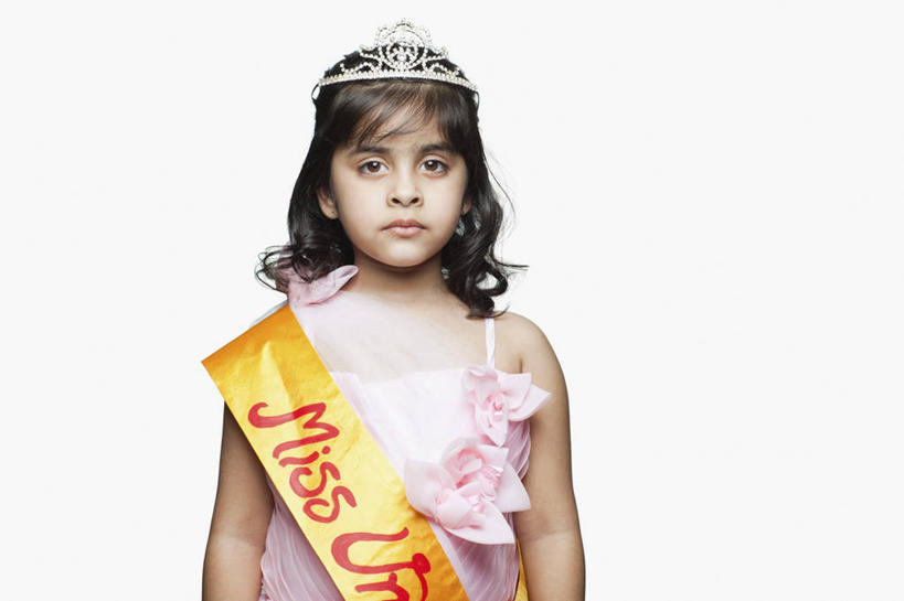 儿童,脸,头,脸颊,一个人,站,横图,白色背景,正面,快乐,纯洁,比赛,信心,竞争,仅一个女性,仅一个人,娱乐,肩膀,小孩,仅一个小孩,可爱,童年,童趣,摄影,肖像,童真,烂漫,无邪,选美,绶带,榜样,天真,女孩,女人,女性,印度人,孩子,头部,脸部,脸蛋,面部,彩图,影棚拍摄,传统服装,选美比赛,女生,传统文化,美人