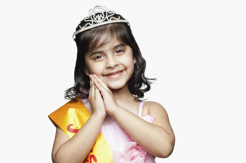 儿童,脸,头,脸颊,一个人,站,握手,微笑,横图,白色背景,正面,快乐,满意,幸福,纯洁,比赛,信心,竞争,仅一个女性,仅一个人,娱乐,肩膀,小孩,仅一个小孩,可爱,童年,童趣,摄影,享乐,肖像,童真,烂漫,无邪,选美,绶带,榜样,天真,女孩,女人,女性,印度人,孩子,头部,脸部,脸蛋,面部,搀手,拉手,手拉手,手握手,彩图,影棚拍摄,传统服装,选美比赛,女生,传统文化,美人