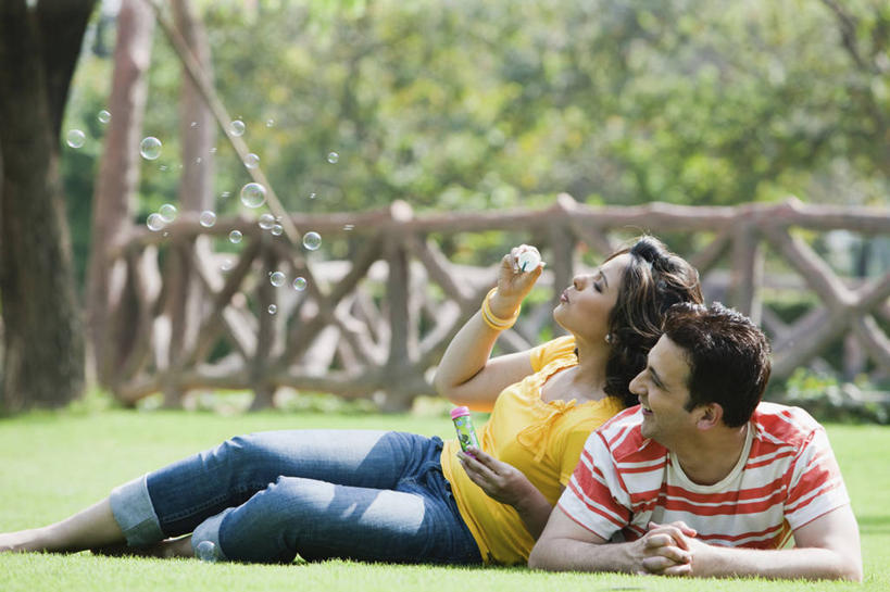 成年人,中年人,两个人,公园,躺,微笑,横图,室外,白天,幸福,草坪,印度,庭院,首都,吹泡泡,吹气,草,泡泡,放松,摄影,享乐,新德里,异性恋,年轻女性,中年男性,印度人,年轻人,休闲活动,彩图