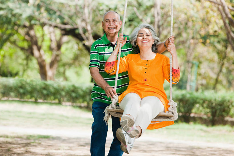 成年人,中年人,老年人,两个人,站,微笑,横图,室外,白天,正面,快乐,印度,首都,拿着,荡秋千,调情,活力,摄影,享乐,肖像,新德里,异性恋,无忧无虑,老年男性,老年女性,男人,男性,印度人,彩图,传统服装,伴侣,人老心不老