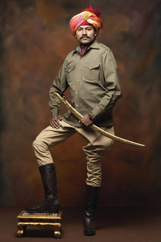 成年人,中年人,一个人,站,竖图,骄傲,信心,仅一个男性,仅一个人,仅一个中年男性,头巾,古典,个性,摄影,高雅,剑,肖像,印度文化,男人,男性,中年男性,印度人,彩图,影棚拍摄,传统服装,英俊,传统文化,美人,马刀