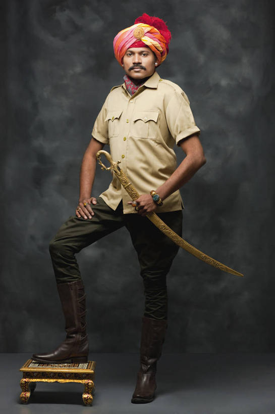 成年人,中年人,一个人,站,竖图,骄傲,信心,仅一个男性,仅一个人,仅一个中年男性,头巾,古典,个性,摄影,高雅,剑,肖像,印度文化,男人,男性,中年男性,印度人,彩图,影棚拍摄,传统服装,英俊,传统文化,美人,马刀