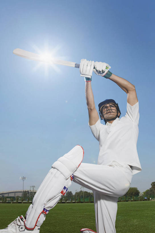 成年人,一个人,举,竖图,室外,白天,镜头眩光,太阳,日光,印度,仅一个男性,仅一个人,头饰,首都,仅一个年轻男性,活力,力量,摄影,活动,专心,队服,万里无云,新德里,技能,板球棒,男人,男性,年轻男性,印度人,年轻人,跪着,彩图,板球运动员