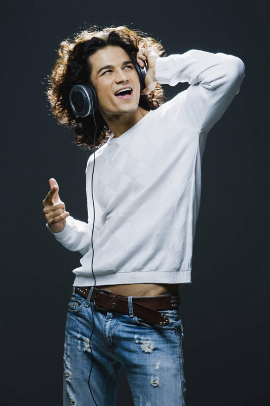 成年人,头发,一个人,站,竖图,正面,快乐,幸福,仅一个男性,仅一个人,灰色背景,服装,牛仔裤,休闲装,腰带,仅一个年轻男性,衣服,黑色,灰色,耳机,乐趣,摄影,服饰,享乐,衣着,穿着,衣饰,无忧无虑,男人,男性,年轻男性,印度人,年轻人,卷发,彩图,影棚拍摄,舞蹈