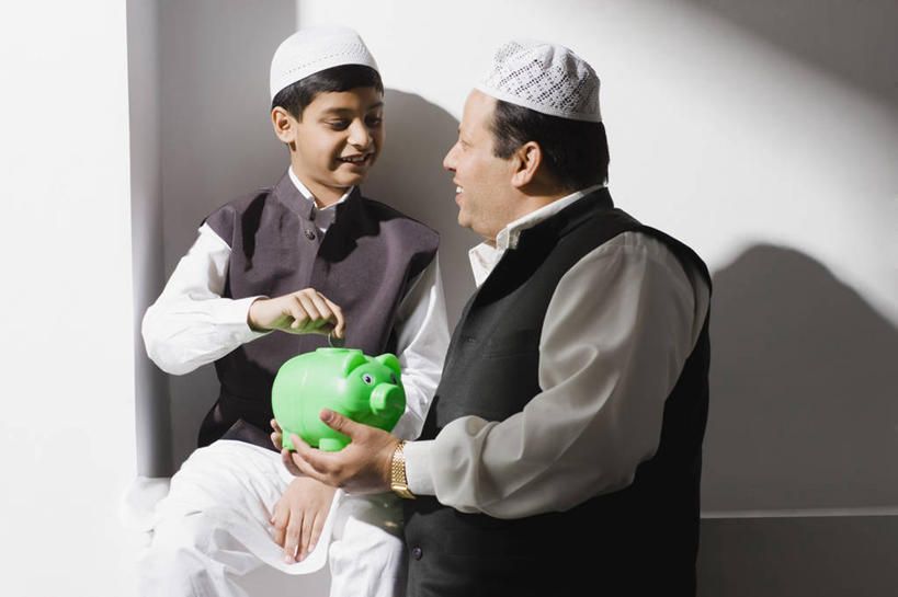 儿童,成年人,中年人,两个人,家庭,父亲,儿子,站,微笑,横图,室内,特写,白天,纯洁,赚钱,合作,帽子,日光,印度,阴影,并排,头饰,首都,拿着,小孩,容器,温暖,温馨,一家人,面对面,储蓄罐,器皿,可爱,童年,童趣,储蓄,存钱,财富,金融,理财,摄影,宗教,经济,马甲,协助,和睦,伊斯兰教,资金,存钱罐,存款,流通,贸易,童真,宗教服装,烂漫,无邪,印度文化,贮钱罐,储钱罐,扑满,新德里,榜样,天真,硬币,男孩,男性,中年男性,印度人,孩子,彩图,传统服装,融洽,传统文化
