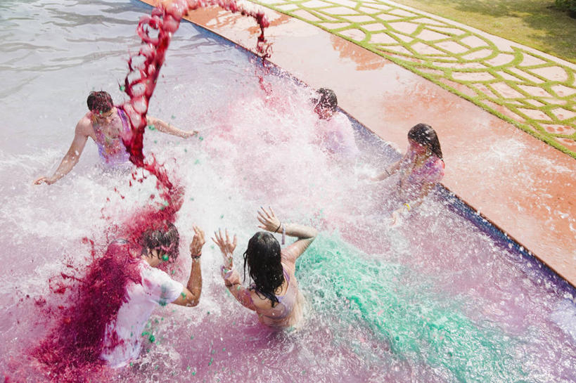 成年人,游泳池,横图,俯视,室外,白天,快乐,友谊,幸福,水,印度,五个人,湿,庆祝,溅,首都,休闲装,裸露,刺激,摄影,裸,印度文化,新德里,无忧无虑,年轻男性,年轻女性,印度人,年轻人,半身,彩图,高角度拍摄,胡里节,传统文化,美人,传统节日