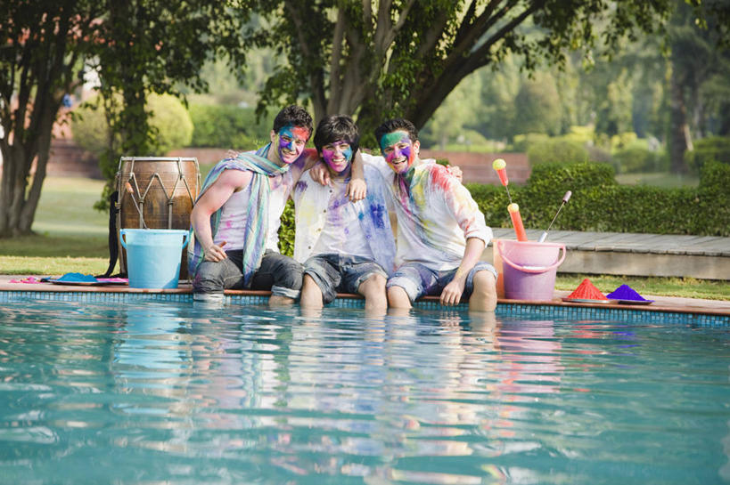 成年人,头发,一个人,三个人,游泳池,坐,笑,微笑,露齿笑,横图,室外,白天,正面,度假,绘画,友谊,幸福,印度,仅一个男性,仅一个人,勾,挽,庆祝,艺术,鼓,首都,牛仔裤,休闲装,树,仅一个年轻男性,黑色,搭,勾着,摄影,颜料,美术,搭着,肖像,挽着,扣环,印度文化,新德里,无忧无虑,男人,男性,年轻男性,印度人,年轻人,彩图,胡里节,丙烯颜料,短发,传统文化,卷边裤