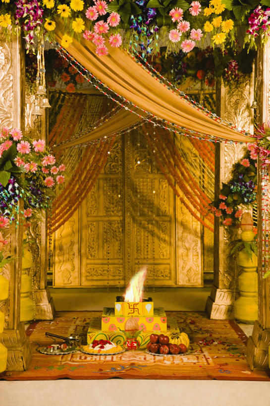 无人,竖图,室内,水果,纺织品,装饰,花环,火焰,毛毯,毯子,饮食,纺织,插花,垫子,汤匙,温暖,果盘,摄影,宗教,华丽,修饰,点缀,宗教建筑,祭坛,健康食物,印度文化,衬托,美观,雅致,雅观,式样,彩图