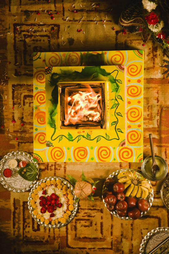 无人,竖图,俯视,室内,水果,纺织品,装饰,火焰,毛毯,毯子,饮食,纺织,垫子,汤匙,温暖,果盘,摄影,宗教,华丽,修饰,点缀,宗教建筑,祭坛,健康食物,印度文化,衬托,美观,雅致,雅观,式样,彩图,高角度拍摄