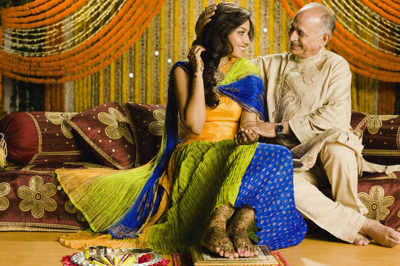 成年人,老年人,手,两个人,家庭,父亲,女儿,坐,微笑,横图,室内,幸福,沙发,印度,连接,艺术,彩绘,花环,首都,文化,温暖,温馨,一家人,面对面,赤脚,人体,摄影,和睦,人体彩绘,印度文化,新德里,美观,软垫,纹身彩绘,老年男性,男人,男性,年轻女性,女性,印度人,年轻人,手牵手,彩图,传统服装,中风,融洽