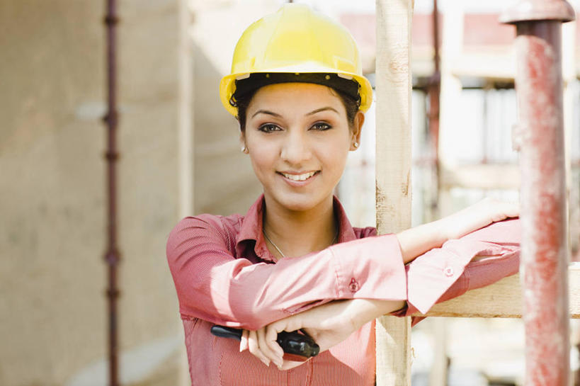 成年人,一个人,商务人士,建筑师,商务女性,站,微笑,横图,室外,特写,白天,正面,衬衫,商务,快乐,通讯,信心,建筑业,建筑,印度,仅一个年轻女性,仅一个女性,仅一个人,套装,服装,头饰,拿着,衣服,安全帽,建筑工地,摄影,服饰,衣着,穿着,肖像,商务装,工薪阶层,衣饰,无线电技术,哈里亚纳邦,年轻女性,女人,女性,印度人,年轻人,白领,上班族,半身,彩图,美人,工头