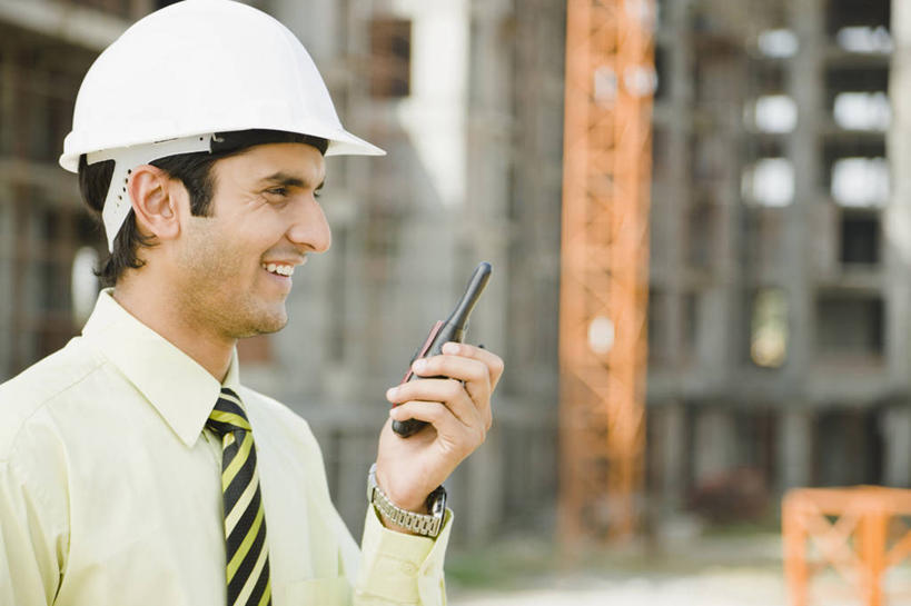 成年人,一个人,商务人士,建筑师,商务男性,站,微笑,横图,室外,特写,白天,侧面,衬衫,商务,通讯,信心,建筑业,建筑,印度,仅一个男性,仅一个人,套装,头饰,领带,拿着,仅一个年轻男性,安全帽,建筑工地,职业,摄影,企业,公司,商务装,工薪阶层,无线电技术,哈里亚纳邦,男人,男性,年轻男性,印度人,年轻人,白领,上班族,说话,半身,彩图,衬衣,工头