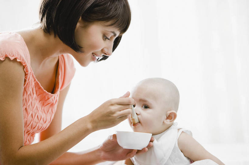 婴儿,儿童,成年人,两个人,家庭,母亲,儿子,吃,微笑,横图,特写,白色背景,侧面,纯洁,连接,食品,拿着,休闲装,饮食,小孩,汤匙,碗,温暖,温馨,一家人,面对面,放松,可爱,摄影,活泼,协助,和睦,知识,关爱,宝宝,纯真,烂漫,无邪,发展,婴儿食品,喂养,伶俐,天真,男性,年轻女性,女性,印度人,孩子,年轻人,半身,彩图,影棚拍摄,爱,融洽,美人