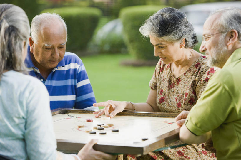 成年人,中年人,老年人,头发,四个人,家庭,夫妻,坐,横图,室外,白天,爱情,快乐,友谊,幸福,草坪,椅子,印度,庭院,首都,浪漫,休闲装,温暖,温馨,一家人,调情,恩爱,放松,恋人,摄影,和睦,退休,新德里,异性恋,老年男性,老年女性,男人,男性,女人,女性,印度人,夫妇,情侣,休闲活动,彩图,伴侣,融洽