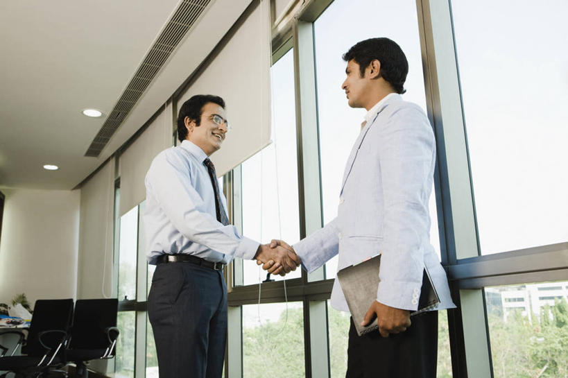 成年人,头发,一个人,两个人,同事,商务人士,商务男性,办公室,站,握手,微笑,横图,室内,白天,侧面,衬衫,商务,通讯,友谊,成功,合作,团队,集体,信心,窗户,印度,仅一个男性,仅一个人,连接,套装,正装,会议,文件,办公用品,领带,拿着,队伍,仅一个年轻男性,黑色,面对面,同意,金融,摄影,领导,企业,公司,成就,问候,商务装,合伙,领袖,贩卖,工薪阶层,策略,马哈拉施特拉邦,孟买,男人,男性,年轻男性,印度人,年轻人,白领,上班族,彩图,衬衣