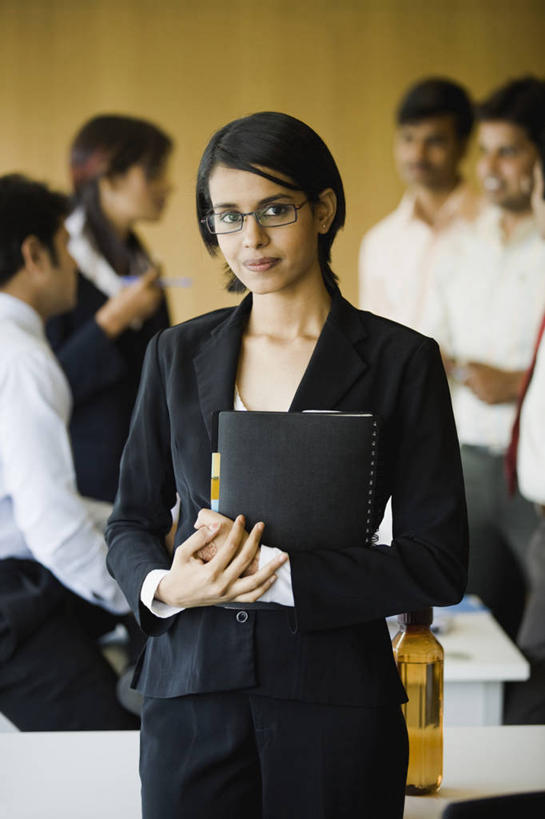 成年人,头发,一个人,同事,商务人士,商务男性,商务女性,办公室,站,微笑,竖图,室内,白天,正面,衬衫,商务,通讯,成功,合作,团队,集体,信心,印度,仅一个年轻女性,仅一个女性,仅一个人,套装,正装,会议,文件,眼镜,办公用品,拿着,队伍,黑色,金融,摄影,领导,企业,公司,成就,肖像,商务装,合伙,领袖,工薪阶层,策略,马哈拉施特拉邦,孟买,男性,年轻女性,女人,女性,印度人,年轻人,白领,上班族,半身,彩图,衬衣,美人